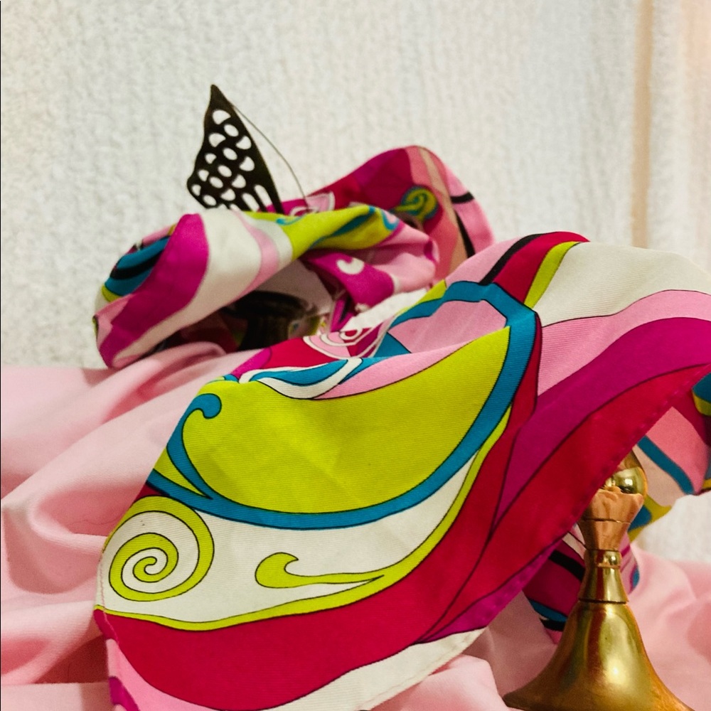 scarf scarf scarf. very retro. 5$